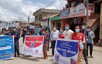 बैतडीमा नागरिकलाई सम्झाउँदै मास्क वितरण 